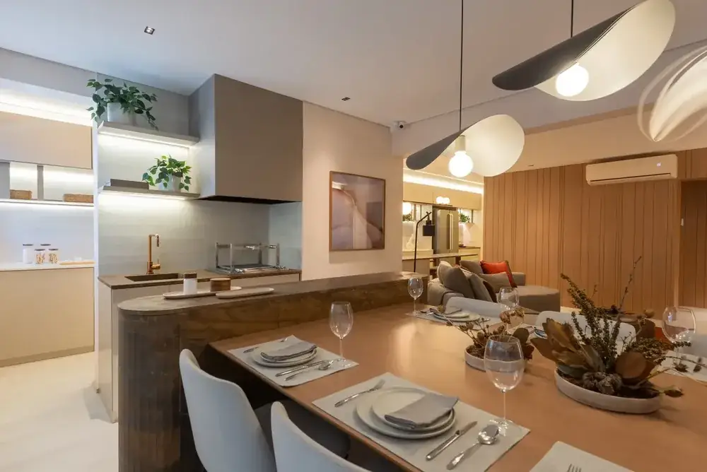 Sala de jantar integrada à cozinha gourmet do decorado
